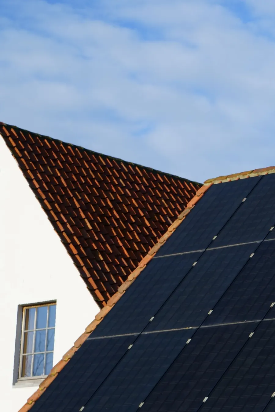 Acoperiș din țiglă cu panouri fotovoltaice montate