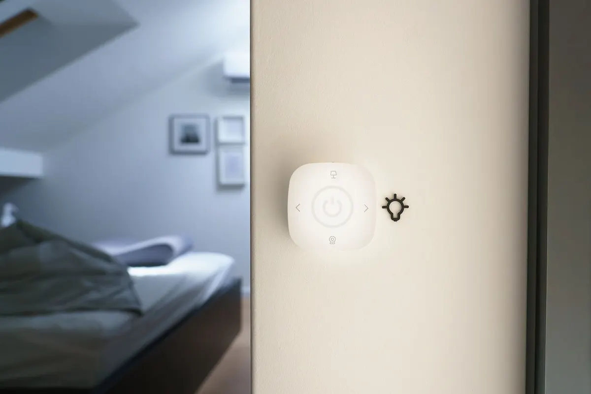 Panou de control smart home montat pe perete