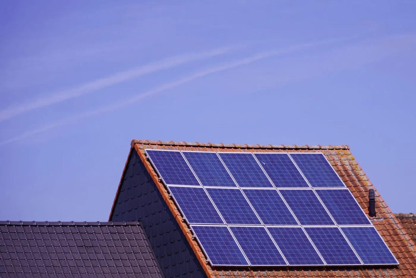 Proiect rezidențial cu panouri fotovoltaice montate pe acoperiș din țiglă