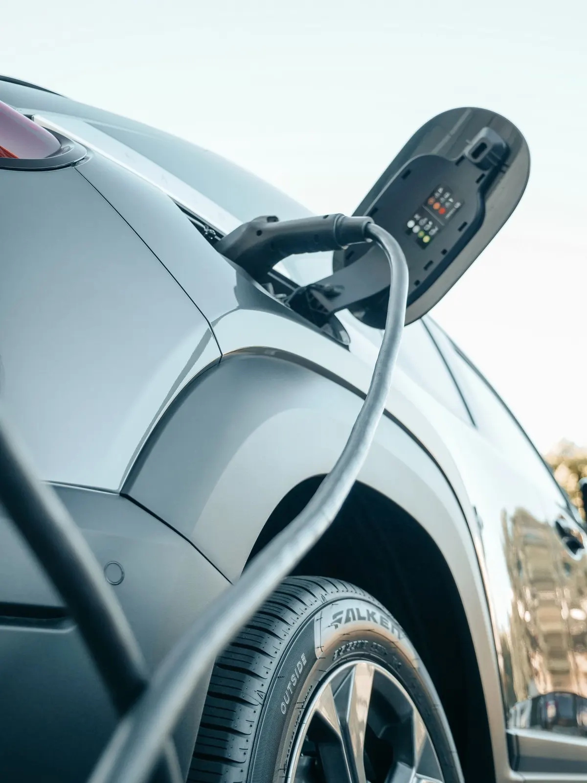 Încărcare mașină electrică la stație de acasă