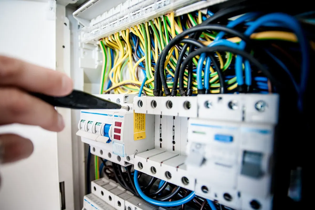 Electrician lucrând la tablou electric profesional
